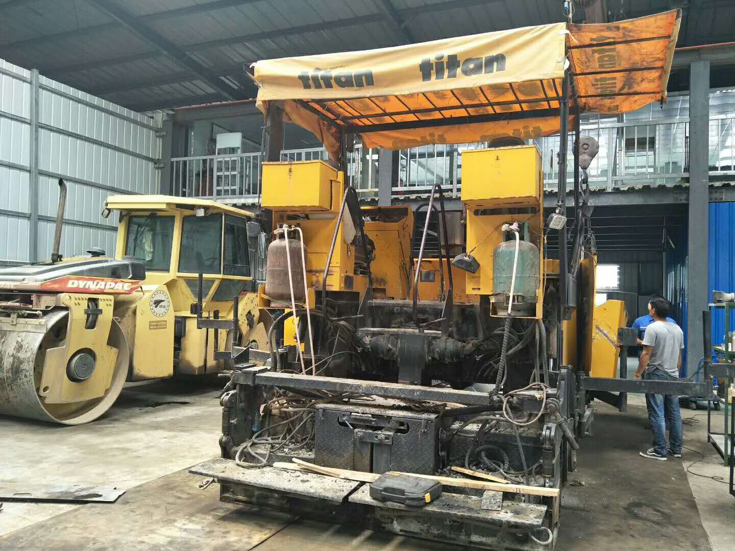 維修銑刨機(jī)、攤鋪機(jī)、壓路機(jī)、冷再生等路面機(jī)械設(shè)備